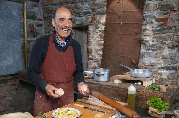 Bild 1 von 2: Franco Casoni mit seinen Holzstempeln für die ligurischen Corzetti