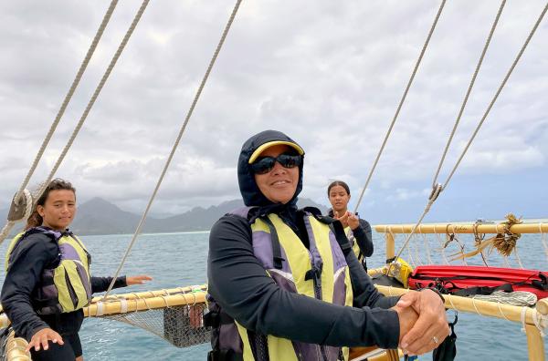 Bild 1 von 6: Kapitänin Bonnie Kahapea-Tanner auf einem klassischen polynesischen Segelkanu an der Ostküste O'ahus