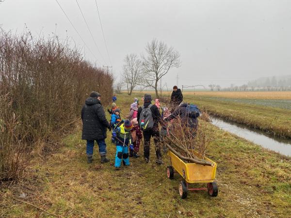 Bild 1 von 6: Kindergartenkinder zeigen Funde aus der Leibi dem Naturschutz-Experten vom Landratsamt, Holzheim, Lkr. Neu-Ulm, Juli 2025.