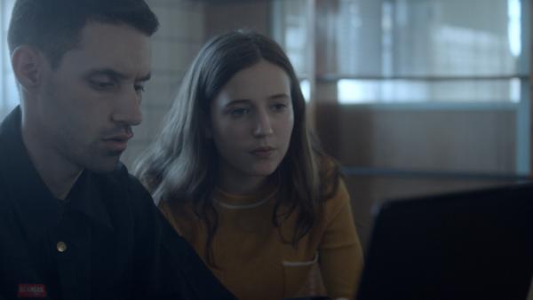 Bild 1 von 6: Anna (Fanny Bornedal) und Pede (Joel Hyrland) entdecken eine Website zu den Gebrüdern Grimm.© BR/DR/Jesper Tßffner - Honorarfreie Verwendung gemäß AGB im redaktionellen Zusammenhang mit genannter Sendung bei Nennung \