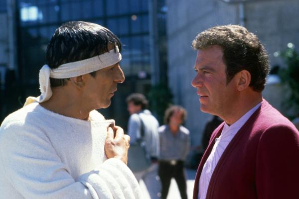Bild 1 von 8: In San Francisco der Gegenwart: Mr. Spock (Leonard Nimoy, M.) und Kirk (William Shatner, r.) ...