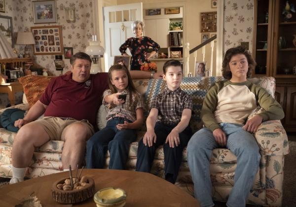 Bild 1 von 13: (v.l.n.r.) George (Lance Barber); Missy (Raegan Revord); Meemaw (Annie Potts); Sheldon (Iain Armitage); Georgie (Montana Jordan)