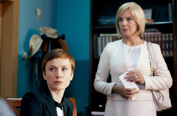 Bild 1 von 6: Die Anwältin Katja Schöne (Alina Levshin, li.) und die Staatsanwältin Sylvia Dancu (Désirée Nosbusch, re.) beteiligen sich ebenfalls an den Ermittlungen - jedoch mit unterschiedlichen Interessen.