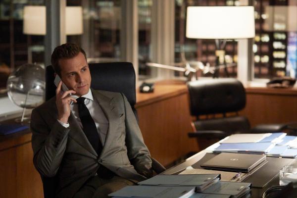 Bild 1 von 2: Der Streit vor Gericht zwischen seinen Kanzleikolleginnen und seiner Ex-Freundin, die die gegnerische Seite vertritt, spitzt sich zu. Kann Harvey (Gabriel Macht) helfen?