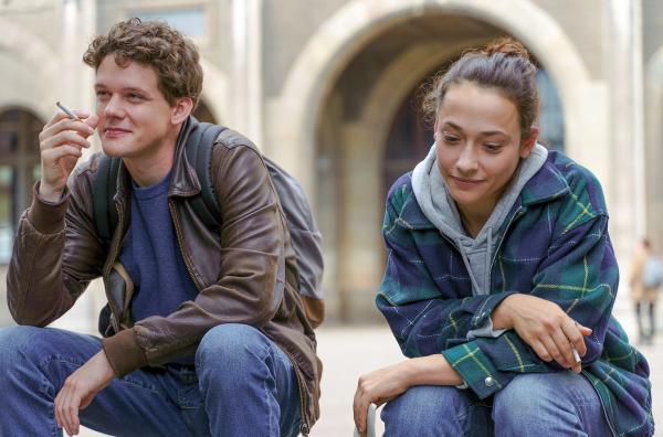 Bild 1 von 5: Die Flirts mit Hadrien (Lorenzo Lefebvre) versüßen Sophie (Suzanne Jouannet) den stressigen Schulalltag.