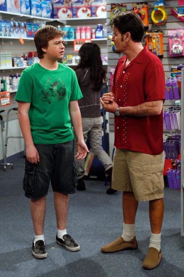Bild 1 von 15: Da Charlie (Charlie Sheen, r.) keine Führerschein mehr hat, muss Jake (Angus T. Jones, l.) als Chauffeur herhalten ...