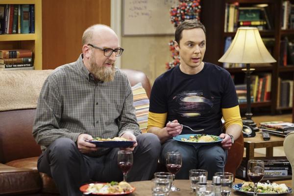 Bild 1 von 17: Es wird spekuliert, dass die hübsche Freundin von Geologe Bert (Brian Posehn, l.) nur wegen des Geldes mit ihm zusammen ist. Während alle von der Befürchtung schockiert sind, versteht Sheldon (Jim Parsons, r.) als einziger nicht, warum das problematisch ist ...