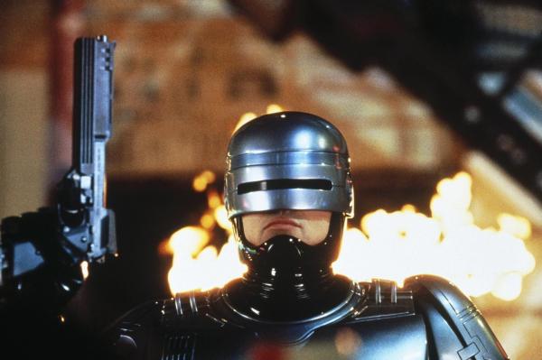 Bild 1 von 8: Der RoboCop (Robert John Burke) soll bei der Errichtung einer Zukunftsstadt behilflich sein ...