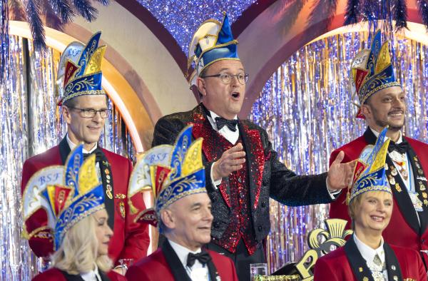 Bild 1 von 1: Sitzungspräsident des Elferrats des Bayerisch-Schwäbischen Fastnachtsverbandes (BSF) Georg Ried (Mitte).