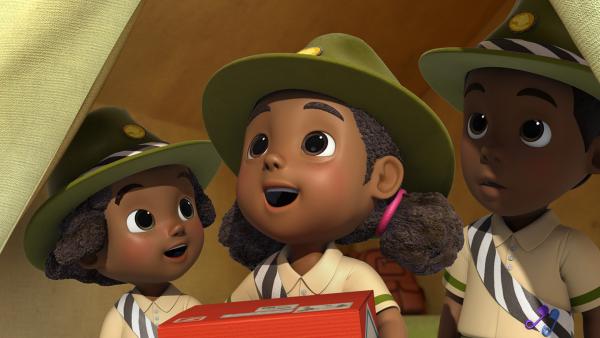 Bild 1 von 4: Ruva, Tendai und Munaki freuen sich über ihr Paket.