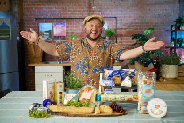 Bild 1 von 5: Essen wie Gott in Frankreich. Das will die Lebensmittelindustrie mit Produkten für den Supermarkt erreichen. Sebastian Lege zeigt, was Schokobrötchen aus der Plastiktüte, Quiche Lorraine aus dem Kühlregal, günstiger Blauschimmelkäse und Industrie-Macarons mit dem französischen Original wirklich noch zu tun haben.