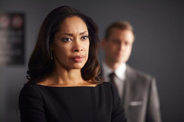 Bild 1 von 2: Während Jessica (Gina Torres) und Harvey (Gabriel Macht) endlich wieder an einem Strang ziehen, steht das Schicksal von Ava Hessington weiter auf der Kippe.