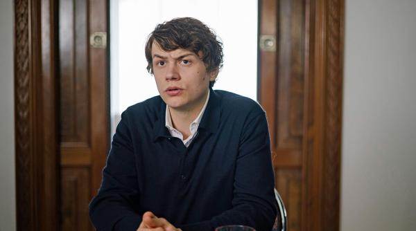 Bild 1 von 25: Im Bild: Hannes Butenbeker (Michael Schweisser) wird in seiner Wohnung befragt.