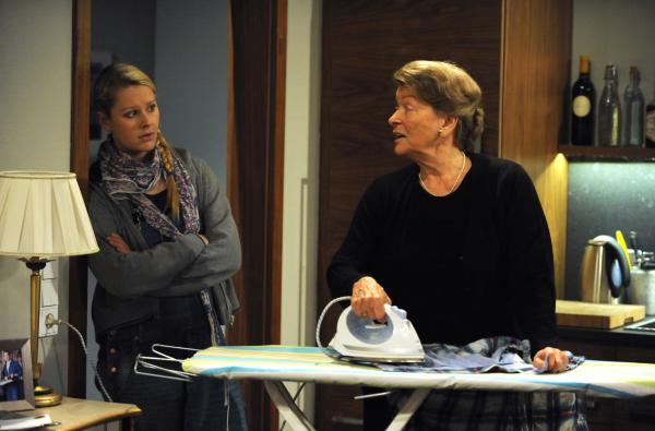 Bild 1 von 7: Lotte sucht sich Beschäftigung, nur mischt sie sich dabei in Trixis Haushalt ein. Von links: Yvonne Preissinger (Alexa Eilers) und Lotte Steininger (Eva Christian).