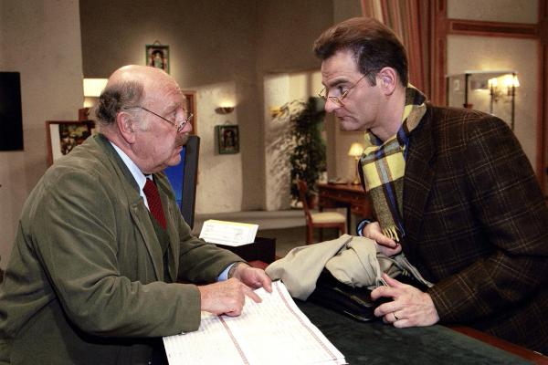 Bild 1 von 10: Im Bild (v.li.): Hans Kraemmer (Josef Schimek), Heinrich Schafmeister (Manfred Häussinger).