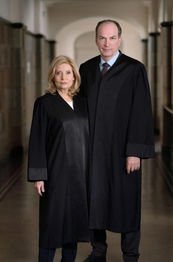 Bild 1 von 8: Isa von Brede (Sabine Postel, l.); Markus Gellert (Herbert Knaup, r.)