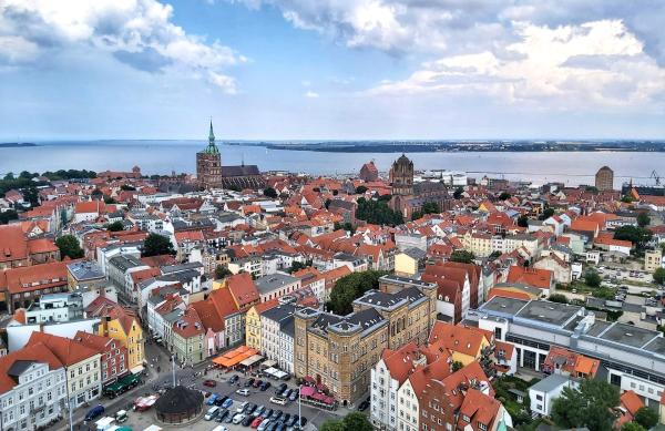 Bild 1 von 5: Blick von Sankt Marien nach Rügen.