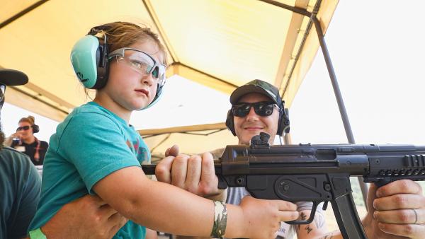 Bild 1 von 8: Erst schießen, dann schreiben lernen: In Oklahoma wird Kindern schon früh beigebracht, mit Waffen umzugehen.