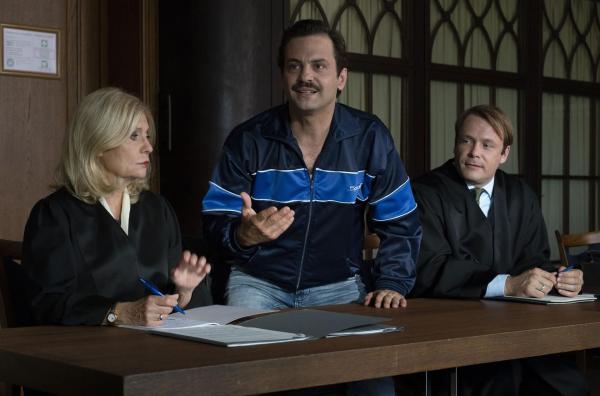 Bild 1 von 8: (v.l.n.r.) Isabel von Brede (Sabine Postel); Harry Schneider (Aleksandar Tesla); Lars Meckel (Matthias Ziesing)