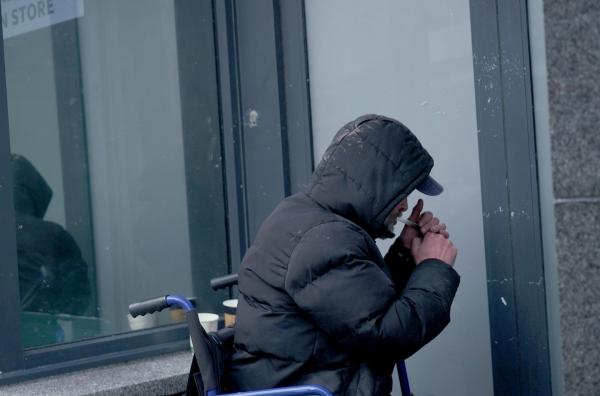 Bild 1 von 3: Ein Drogenabhängiger raucht eine Crackpfeife in der Nähe der Connolly Station in Dublin.