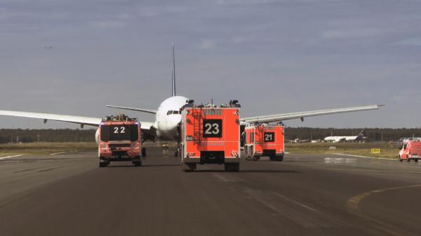 Bild 1 von 1: Einsatz auf der Landebahn am Flughafen Frankfurt.
