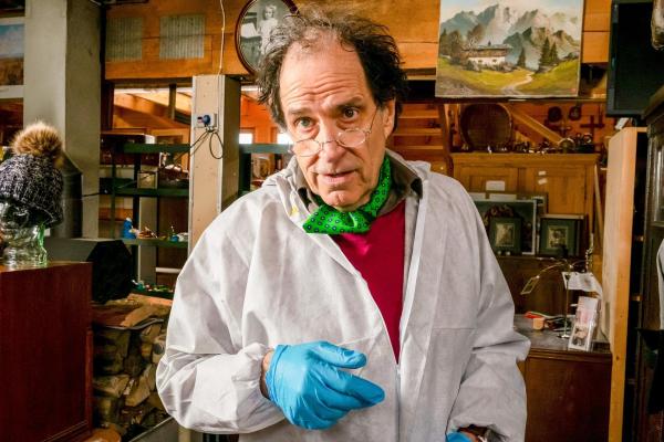 Bild 1 von 8: Im Bild: Prof. Emerald Spindler (Helmfried von Lüttichau) war einst Mentor der Pathologin Dr. Geiger, die momentan auf Fortbildung in den USA weilt.