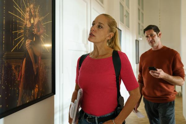 Bild 1 von 4: Gruppeninspektorin Penny Lanz (Lilian Klebow) und Bezirksinspektor Klaus Lechner (Andreas Kiendl) betrachten das Bild der Tanzlehrerinnen.