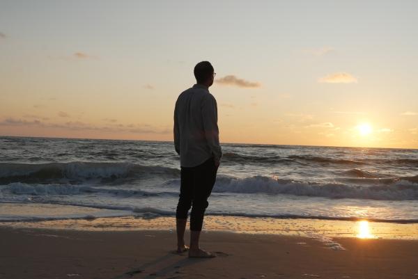 Bild 1 von 6: Wissenschaftsjournalist Niklas Kolorz geht im Naturwunder Wattenmeer auf Spurensuche. Am Strand von Sylt entdeckt er Überreste eiszeitlicher Gletscher aus der Entstehungszeit der Wattlandschaft.