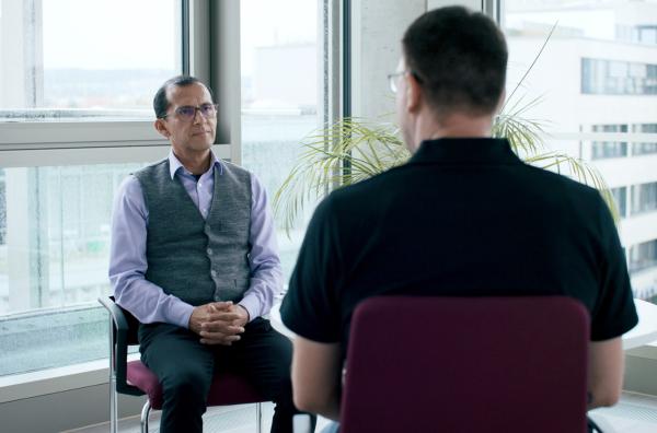 Bild 1 von 3: Dieser Mann (re.) leidet an Depressionen. Er ist bei Dr. Roberto Rojas (li.) an der Psychotherapeutischen Hochschulambulanz der Universität Ulm in Therapie.