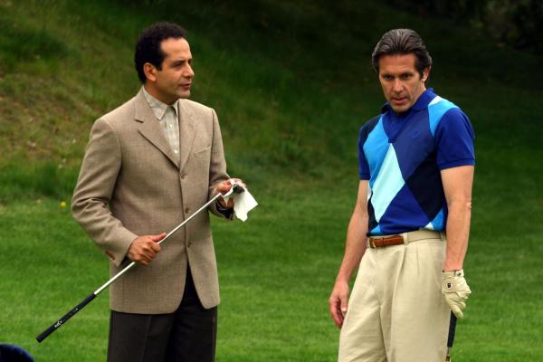 Bild 1 von 13: Monk (Tony Shalhoub, l.) ist fest davon überzeugt, dass der Playboy Dexter Larsen (Gary Cole, r.) den Finanzvorstand des beliebten Männer-Magazins Sapphire umgebracht zu haben.