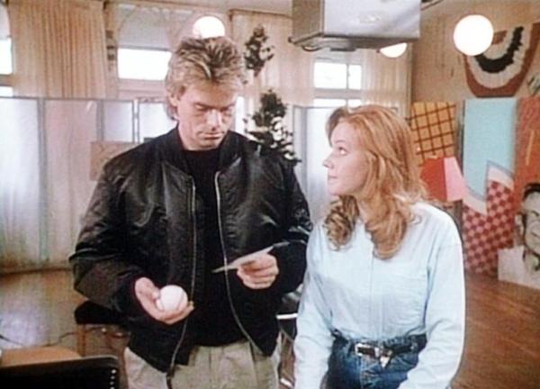 Bild 1 von 11: Wendy (Catherine Zak, r.) zeigt MacGyver (Richard Dean Anderson, l.) ihre beeindruckende Baseballsammlung.