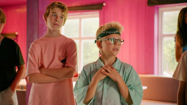 Bild 1 von 9: Im Bild (v.li.): Gabriel Gunerius Fevang (Klaus), Leon Mosand-Christensen (Mattis).