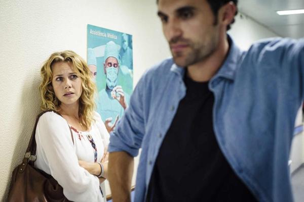 Bild 1 von 15: Erst als ihr Sohn ins Krankenhaus eingeliefert wird, erfährt Eva (Felicitas Woll, l.), dass ihr Ehemann, der freiberufliche Fotograf Luis (Renato Schuch, r.), schon seit geraumer Zeit die Krankenversicherung nicht mehr bezahlen konnte. Ein fester Job muss her - und dies ist der Anfang vom Ende ...