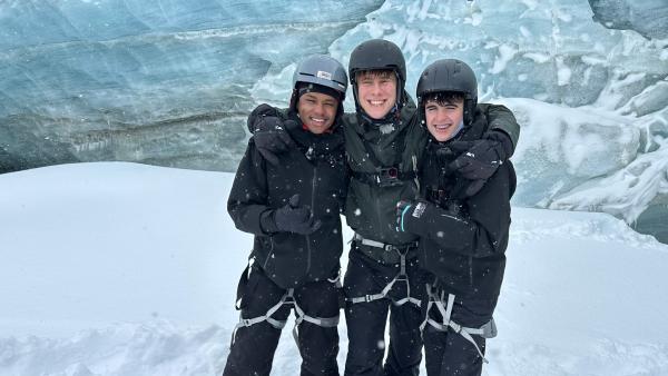 Bild 1 von 2: Adrenalin bei der Gletscherexpedition! Azad, Luke und Cay sind heil in der Eishöhle angekommen.