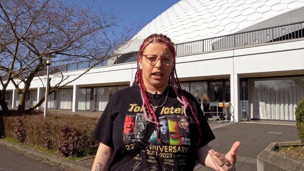 Bild 1 von 3: Leann freut sich auf das Tokio Hotel Konzert in Frankfurt. Sie hat ein VIP-Ticket und erhält früheren Einlass sowie einige besondere Momente, darunter ein Gruppenfoto mit der Band.