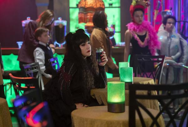 Bild 1 von 6: Nadja (Natasia Demetriou, Mitte)