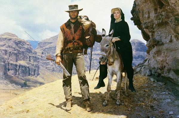 Bild 1 von 6: Während die gläubige Sara (Shirley MacLaine) an ihrem idealistischen Traum eines freien Mexikos festhält, ist Hogan (Clint Eastwood) dem Goldrausch verfallen.
