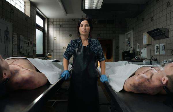 Bild 1 von 15: Lisa Taubenbaum (Anna Fischer) muss sich um die Leichen zweier Freunde aus ihrer Jugendzeit kümmern. Und sie ist überzeugt: es fehlt ein dritter Mann.