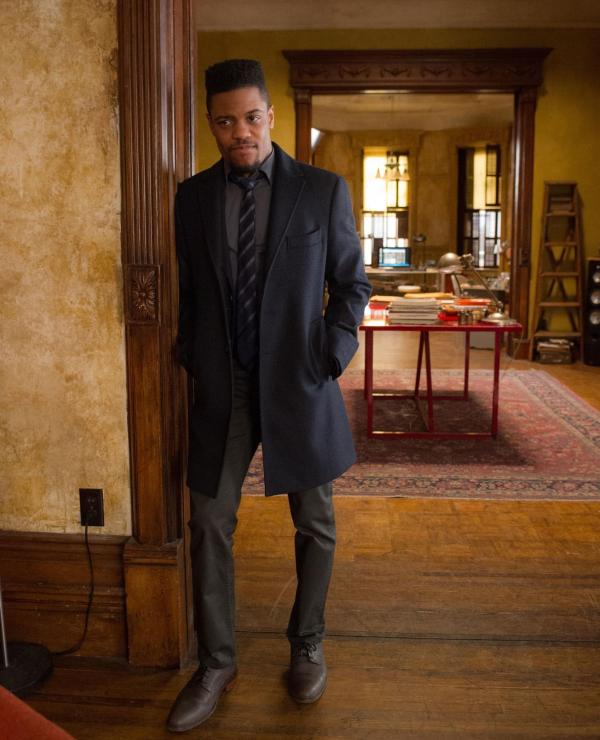 Bild 1 von 12: Die aktuellen Vorkommnisse nagen ganz schön an Detective Bell (Jon Michael Hill, l.). Erst wird seine Freundin angegriffen und kurze Zeit später, wird ihr Exmann ermordet ...