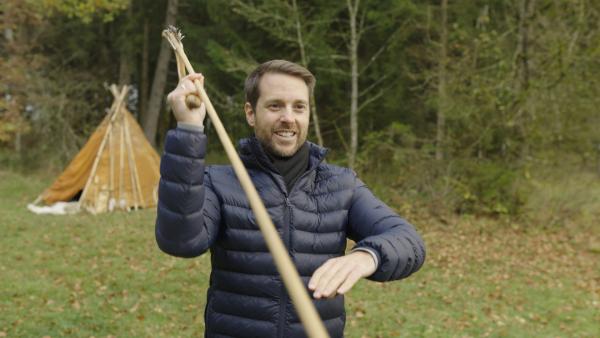 Bild 1 von 15: Jagen wie ein Eiszeitjäger: Mirko Drotschmann trainiert den Umgang mit einer Speerschleuder.