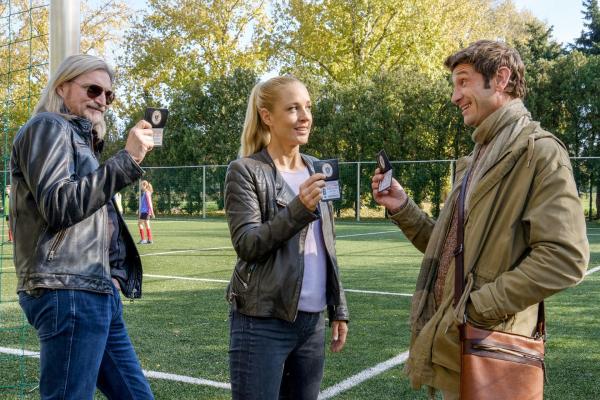 Bild 1 von 28: Im Bild (v.li.): Stefan Jürgens (Carl Ribarski), Lilian Klebow (Penny Lanz), Andreas Kiendl (Klaus Lechner).