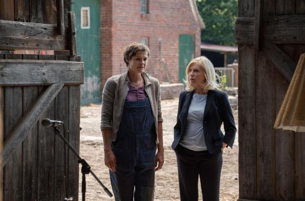 Bild 1 von 8: Susanne Nielsen (Anne-Cathrin Buhtz, l.); Isabel von Brede (Sabine Postel, r.)