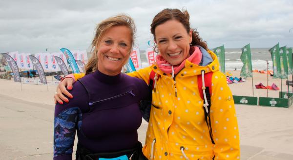 Bild 1 von 1: Kitesurfer lieben den Wind und die Wellen von Sylt. Anne Willmes (r) trifft Sonja Bunte, die ihr Hobby zum Beruf gemacht hat, beim Kitesurf World Cup am Strand von Westerland.