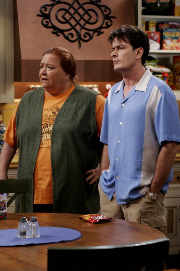 Bild 1 von 8: Versuchen Alan zu verstehen: Charlie (Charlie Sheen, r.) und Berta (Conchata Ferrell, l.) ...
