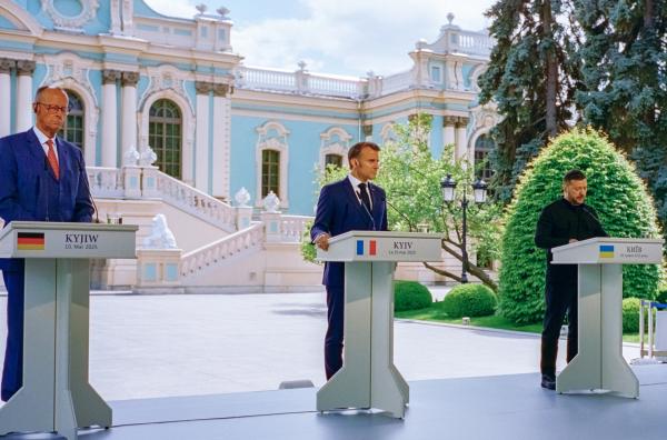 Bild 1 von 6: Zusammenstehen - Friedrich Merz (li.) und Emmanuel Macron (Mi.) erheben gemeinsam ihre Stimme gegen den Aufstieg des Imperialismus, ob an der Seite des ukrainischen Präsidenten Wolodymyr Selenskyj (re.) oder Grönlands.