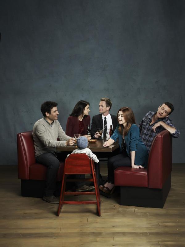 Bild 1 von 22: (8. Staffel) - Rückblick in die wilden Jahre von Ted (Josh Radnor, l.), Marshall (Jason Segel, r.), Barney (Neil Patrick Harris, M.), Lily (Alyson Hannigan, 2.v.r.) und Robin (Cobie Smulders, 2.v.l.) ...