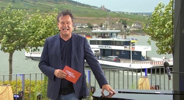 Bild 1 von 1: Kabarettist Lars Reichow erzählt direkt vom Flussufer von großen und kleinen Katastrophen seines Alltags, dazu gibt es Sketche und Musik. Gute Unterhaltung zum Lachen und Genießen.