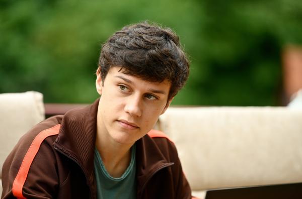 Bild 1 von 1: Niklas Fehrenbach (Noah Calvin) hat einen Recherchetag für seine Facharbeit zum Thema Mut.