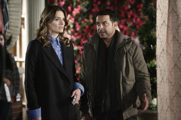 Bild 1 von 34: Ermitteln im Mordfall einer jungen Schauspielerin: Beckett (Stana Katic, l.) und Esposito (Jon Huertas, r.) ...
