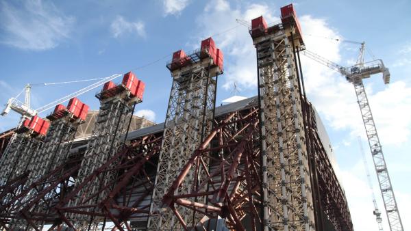 Bild 1 von 3: Wenn die erste errichte Schutzhülle zusammenstürzt, bevor der neue Sarkophag in Position ist, könnte die austretende radioaktive Wolke das komplette Areal aufs Neue verseuchen.